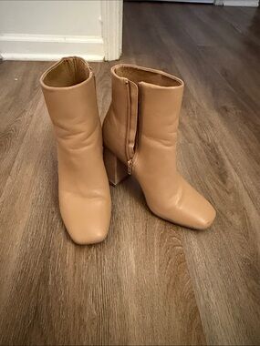 DV by Dolce Vita Maudry Caramel Square-Toe Block-Heel Bootie